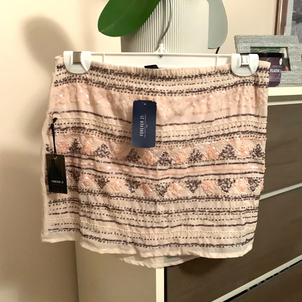 NWT F21 beaded and sequin skirt. Size small!!